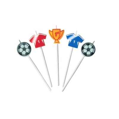 Velas de bolo desportivas com bola de futebol, camisola vermelha e azul e troféu