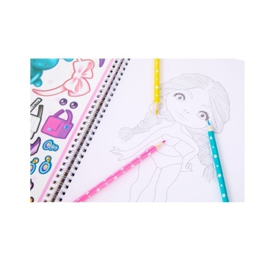 Livro de colorir com desenho de boneca e lápis de cor coloridos em fundo branco.