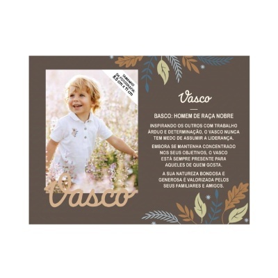 Cartão ilustrativo com foto de criança e texto explicativo sobre o nome Vasco em fundo castanho decorado com folhas.