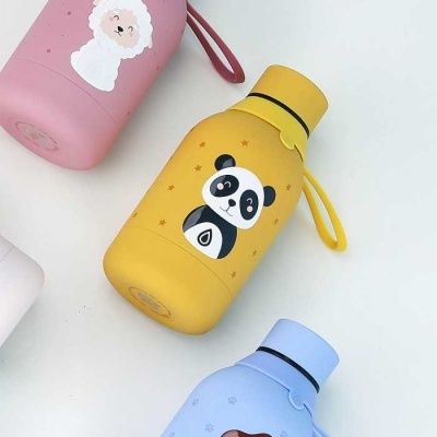 Garrafas térmicas coloridas para crianças com desenhos de animais, sobre fundo branco