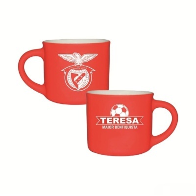 Duas canecas vermelhas com interior branco e inscrições brancas relacionadas com o clube Benfica
