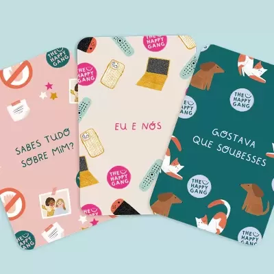 Três cartões coloridos com texto em português e selo THE HAPPY GANG