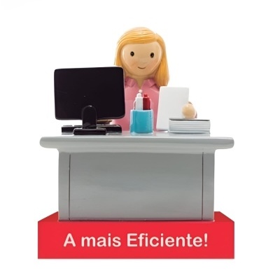 Figura decorativa mulher na secretária com texto A mais Eficiente!