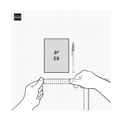 Mãos segurando régua sobre mesa quadriculada com caderno 8º E8 ao centro