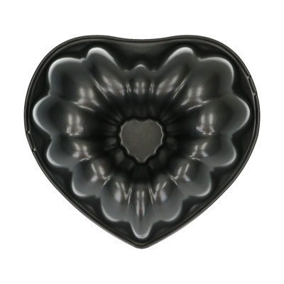Forma de bolo preta em coração com interior decorado