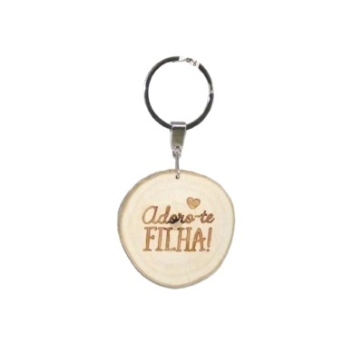Porta-chaves redondo de madeira clara com frase gravada 'Adoro-te FILHA!'