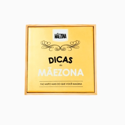 Caixa amarela com texto MÃEZONA DICAS da MÃEZONA e frase em português