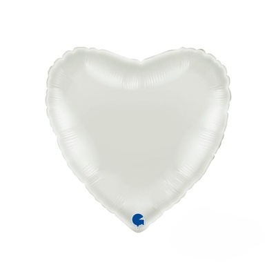 Balão branco coração metálico com válvula azul em fundo branco