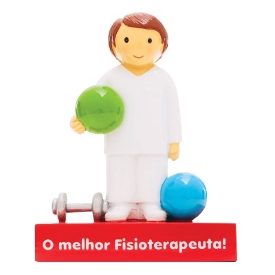 Figura decorativa de fisioterapeuta com bolas e halteres sobre base vermelha com texto