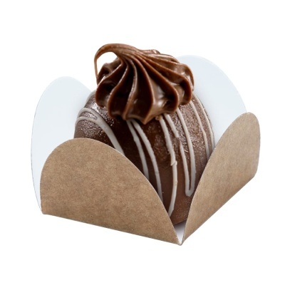 Doce de chocolate com glacê em forminha de papel