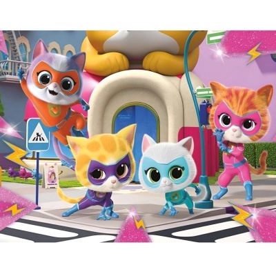 Quatro gatos animados em roupas coloridas numa rua com sinais e edifícios ao fundo