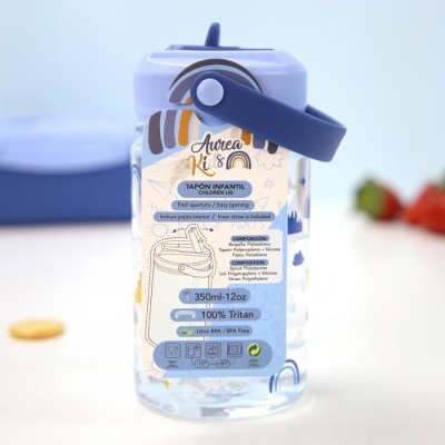 Garrafa infantil transparente com tampa azul escura e alça para transporte