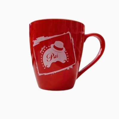 Caneca vermelha com decoração branca e texto 'Pai' em cerâmica