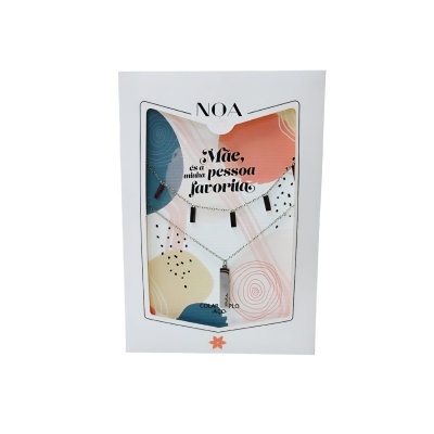 Colar de prata com embalagem branca e design abstrato colorido