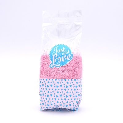 Embalagem plástica com granulados rosa e etiqueta 'Just add Love'
