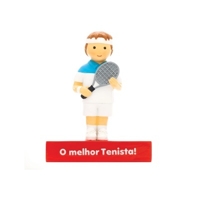 Figura de tenista em plástico segurando raqueta com base vermelha com texto
