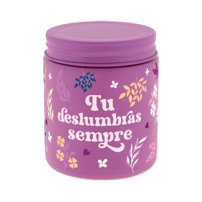 Frasco roxo decorado com flores e texto 'Tu deslumbrás sempre'