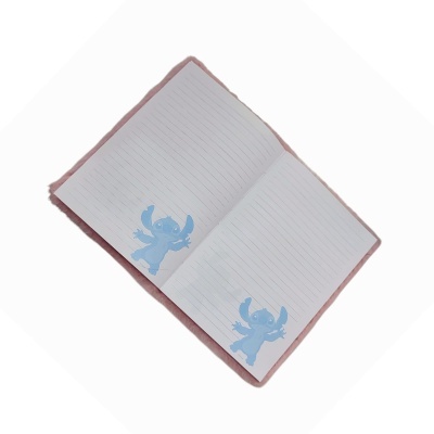 Caderno aberto com capa rosa peluda e ilustrações de Stitch nas páginas