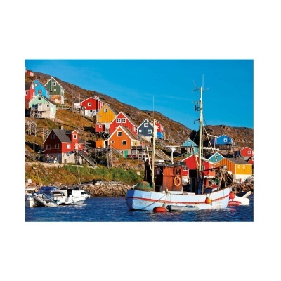 Barco de pesca branco e vermelho na água com casas de madeira coloridas numa colina rochosa ao fundo