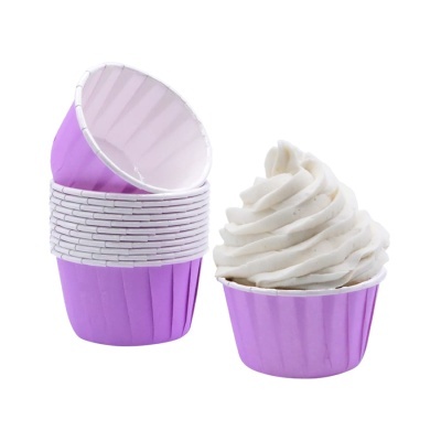 Forminhas para cupcakes lilás com interior branco, uma com chantilly branco simulado
