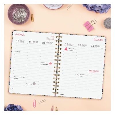 Agenda semanal aberta com capa floral e anota E7 F5es em p E1ginas brancas