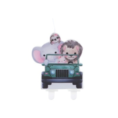 Vela decorativa infantil com desenho de animais num jeep verde