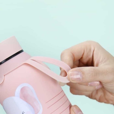 Garrafa de água rosa com desenho de elefante e alça flexível