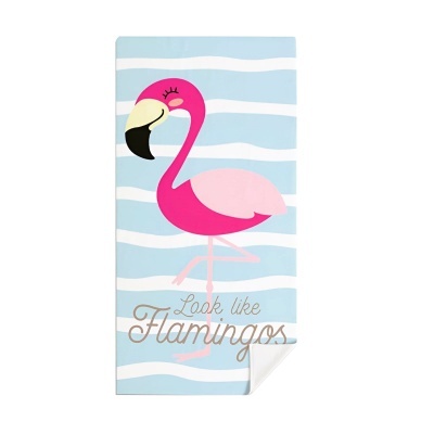 Toalha com estampa de flamingo rosa e riscas azuis e brancas