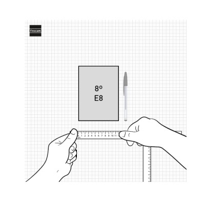 Mãos medindo uma folha com texto 8º E8 e uma caneta preta sobre superfície quadriculada