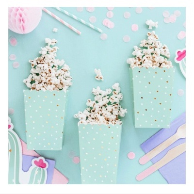 Três caixinhas azuis com pipoca e decoração de festa azul e rosa