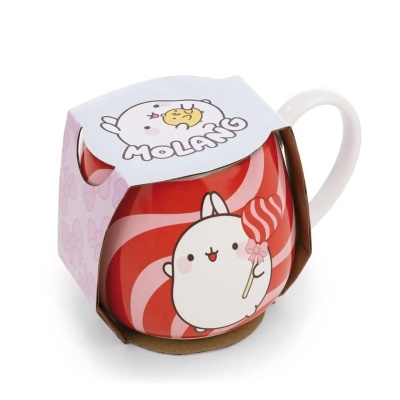 Caneca vermelha com desenho de coelho segurando pirulito e embalagem com etiqueta Molang.