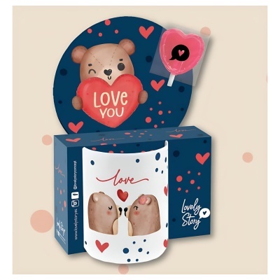 Caneca branca com ilustração de ursos e corações e embalagem azul decorada