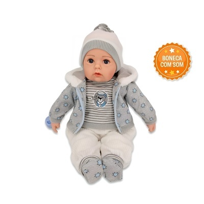 Boneca vestida com roupa cinzenta e branca e selo BONÉCA COM SOM