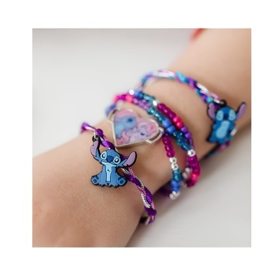Pulseiras coloridas com pendentes de Stitch e coração em braço.