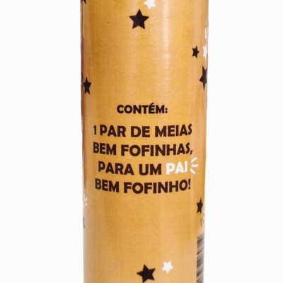 Embalagem cilíndrica amarela com estrelas e texto sobre meias para pai.