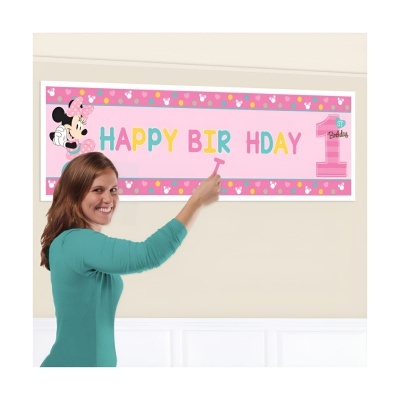Banner de aniversário cor de rosa com Minnie Mouse e texto colorido 'HAPPY BIR HDAY'