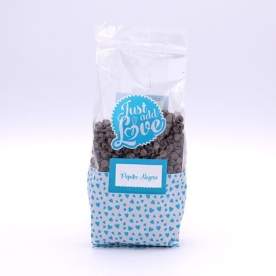 Pacote transparente com pepitas negras e etiqueta azul decorativa