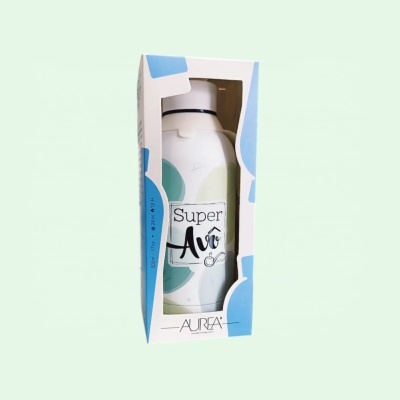 Garrafa branca com tampa e embalagem branca com azul, texto Super Avô e AUREA