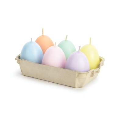Velas em forma de ovo em cores pastel numa caixa de papelão