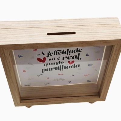 Mealheiro de madeira com texto inspirador em fundo branco