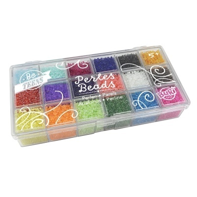 Conjunto de contas coloridas em caixa transparente com compartimentos