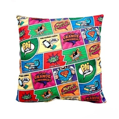 Almofada colorida com padrão de quadrinhos e textos em português relacionados ao pai