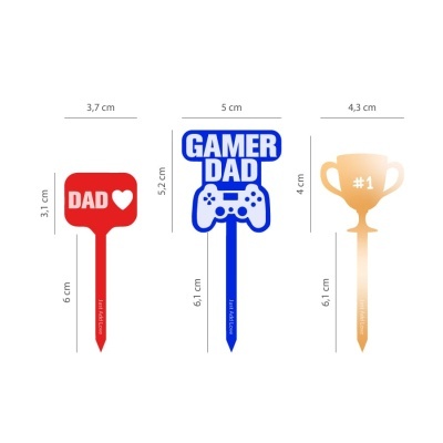 Três marcadores para jardim com texto DAD, GAMER DAD com comando, e troféu #1 em vermelho, azul e dourado