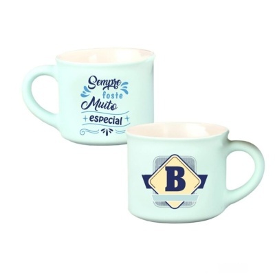 Duas chávenas de cerâmica azul-claro com texto e letra B