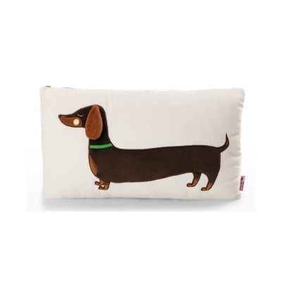Almofada branca com desenho de cão dachshund castanho e orelhas castanhas em relevo