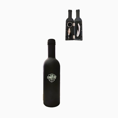 Garrafa preta com rótulo branco e conjunto de acessórios para vinho em estojo preto