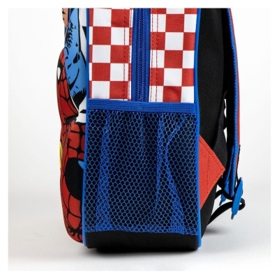 Mochila colorida com padrão vermelho e branco, compartimento em rede azul e estampa do Homem-Aranha