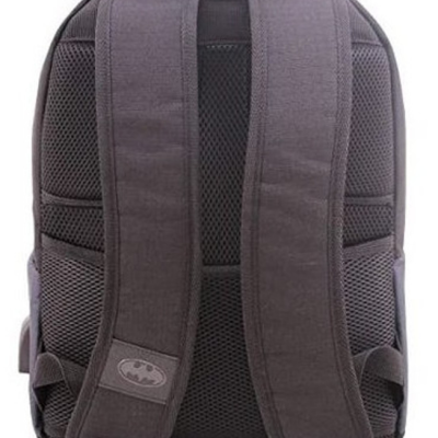 Mochila preta com alças acolchoadas e logótipo do Batman