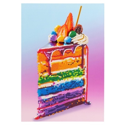 Fatia de bolo decorada com pérolas coloridas e frutas no topo