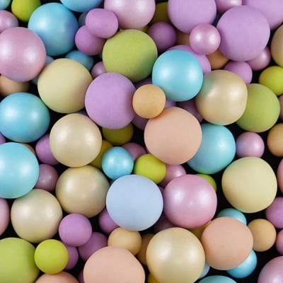 Bolas decorativas coloridas em tons pastel de vários tamanhos